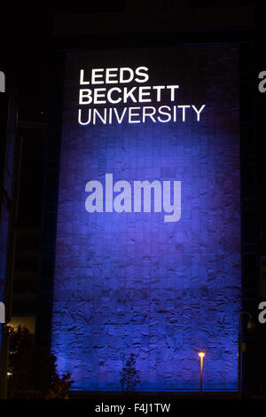 L'Université de Leeds Beckett signe lit up at night Banque D'Images