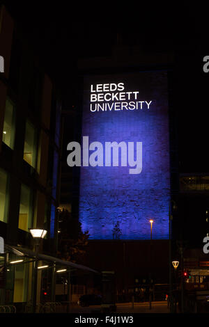 L'Université de Leeds Beckett signe lit up at night Banque D'Images