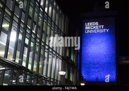 L'Université de Leeds Beckett signe lit up at night Banque D'Images