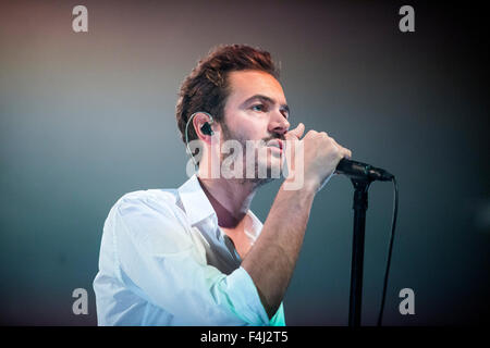 Glasgow, Royaume-Uni. 18 Oct, 2015. Singer Tom Smith de Editors effectue sur scène à 02 Academy le 18 octobre 2015 à Glasgow, Écosse Crédit : Sam Kovak/Alamy Live News Banque D'Images