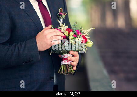 Bouquet de mariage dans les mains de l'époux Banque D'Images