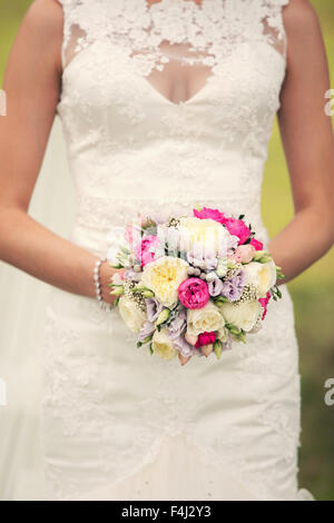 La bride holding a bouquet sur la nature Banque D'Images