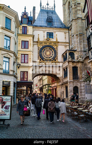 L'Horologe Gros Renaissance est situé dans la Rue du Gros Horologe à Rouen, Normandie. Son mouvement d'origine remonte à 13 Banque D'Images