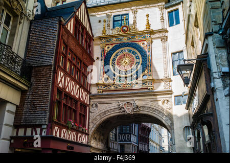 L'Horologe Gros Renaissance est situé dans la Rue du Gros Horologe à Rouen, Normandie. Son mouvement d'origine remonte à 13 Banque D'Images