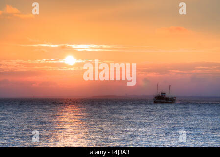 Coucher de soleil sur le Solent à Milford on Sea, Hampshire, Angleterre, Royaume-Uni Banque D'Images