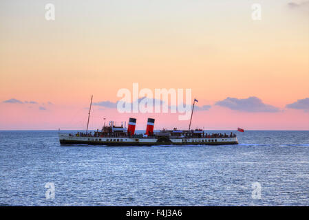 Coucher de soleil sur le Solent à Milford on Sea, Hampshire, Angleterre, Royaume-Uni Banque D'Images