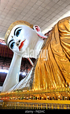 Statue de Bouddha couché, la pagode Chaukhtatgyi Paya, Yangon, Myanmar Banque D'Images