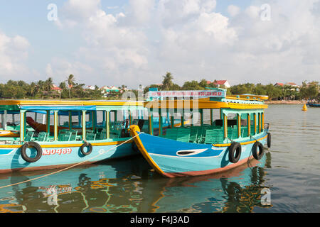 Des bateaux de tourisme colorés sur la rivière Thu Bon dans le centre de Hoi An, ville ancienne et site du patrimoine mondial de l'UNESCO, le Vietnam. Banque D'Images