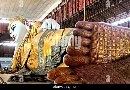 Statue de Bouddha couché, la pagode Chaukhtatgyi Paya, Yangon, Myanmar Banque D'Images