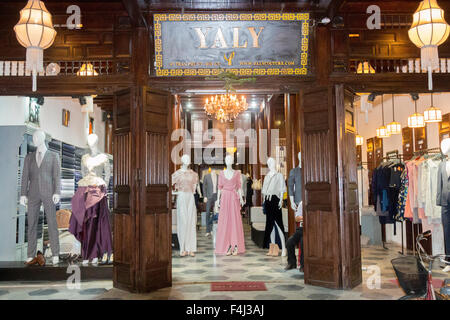 Magasin de tailleurs Yaly à Hoi an sur la côte centrale du Vietnam, il est réputé y avoir plus de 500 tailleurs basés à Hoi an, Vietnam, Asie, 2015 Banque D'Images