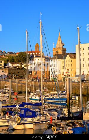 Le port de St Peter Port, Guernsey, Channel Islands, Royaume-Uni, Europe Banque D'Images