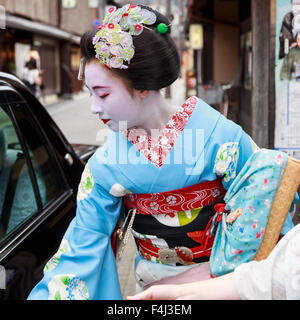 Maiko, apprentie geisha, feuilles okiya (maison de geisha) afin d'obtenir dans une voiture sur place à soir nomination, Gion, Kyoto, Japon, Asie Banque D'Images