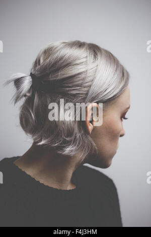Hipster contemporain fille avec les cheveux gris argent Banque D'Images