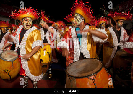 Murgas traditionnel et les écoles de samba au cours de la procession Llamadas qui lance le carnaval de Montevideo, Uruguay Banque D'Images