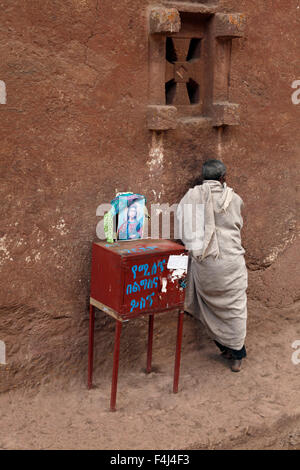 Au cours du pèlerinage chrétien orthodoxe de Pâques les célébrations religieuses dans les anciennes églises rupestres de Lalibela, Ethiopie Banque D'Images