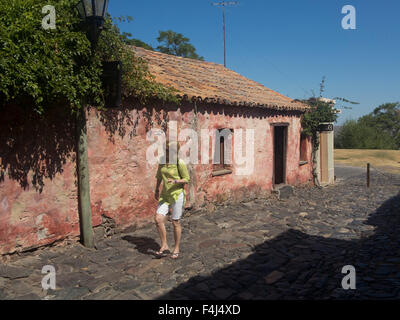 Les touristes dans la vieille ville coloniale de Colonia en Uruguay, Amérique du Sud Banque D'Images