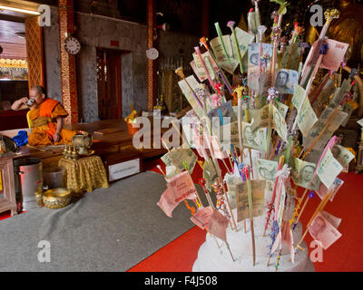 Moine et de l'argent cadeaux dans le Wat Phra That Doi Suthep temple bouddhiste de Chiang Mai, Thaïlande, Asie du Sud-Est, Asie Banque D'Images