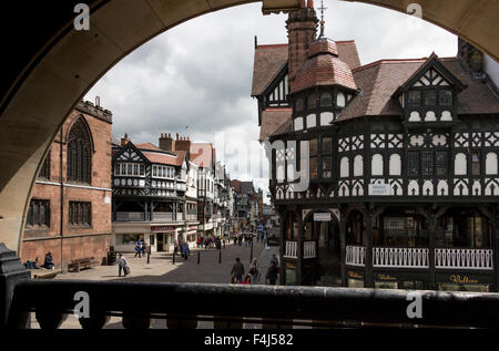 Les lignes, Eastgate Street à partir de la Croix, Chester, Cheshire, Angleterre, Royaume-Uni, Europe Banque D'Images