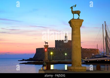Des statues de bronze biche et Cerf à l'entrée du port de Mandraki, Rhodes, Dodécanèse, îles grecques, Grèce, Europe Banque D'Images