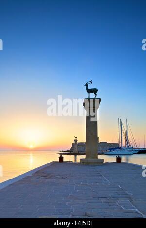 Des statues de bronze biche et Cerf à l'entrée du port de Mandraki, Rhodes, Dodécanèse, îles grecques, Grèce, Europe Banque D'Images