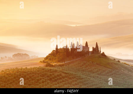 Maison de ferme Belvedere au lever du soleil, près de San Quirico d'Orcia (Val d'Orcia), l'UNESCO, la province de Sienne, Toscane, Italie Banque D'Images