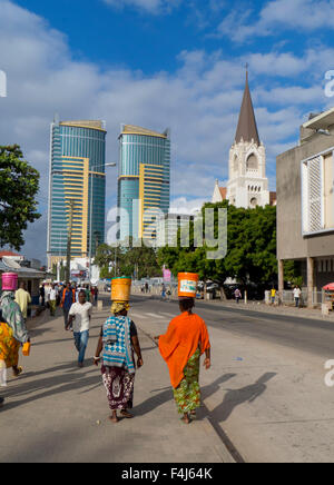 Route du bord de mer et cathédrale St Joseph, Dar es Salaam, Tanzanie, Afrique orientale, Afrique du Sud Banque D'Images