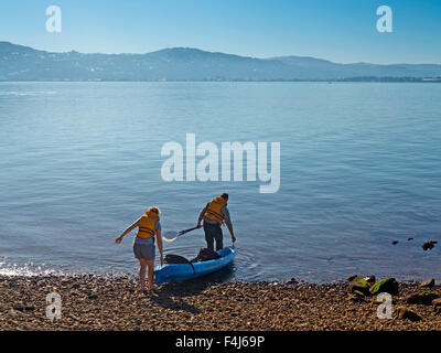 Lancement de deux kayak, Matiu/Somes Island dans le port de Wellington, Île du Nord, Nouvelle-Zélande, Pacifique Banque D'Images