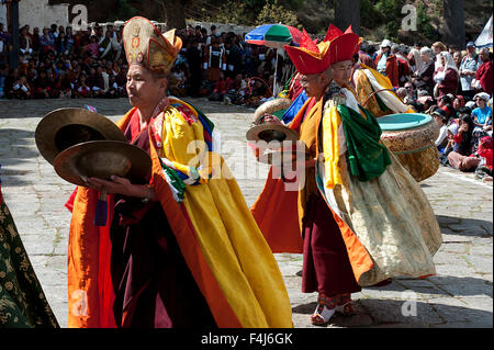 Costume de cérémonie en musiciens moine bhoutanais jouant des cymbales et tambours à Paro Tsechu, Paro, Bhoutan Banque D'Images