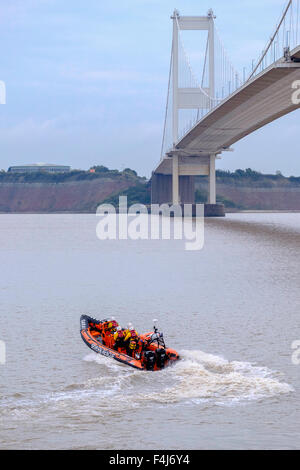 Nouvelle SARA (Severn Salon Rescue Association)lifeboat'Jim Hewitt' sur la rivière Severn en vertu de Severn Bridge après le lancement à Beachley. Banque D'Images