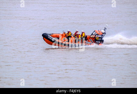 Nouvelle SARA (Severn Salon Rescue Association)lifeboat'Jim Hewitt' sur la rivière Severn après le lancement à Beachley. Tous les membres de l'équipage sont des bénévoles Banque D'Images