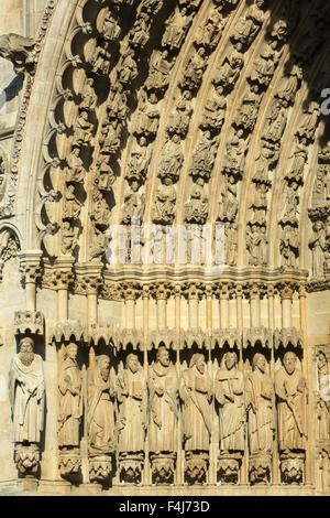 Statues des apôtres et prophètes de l'évasement et la paroi de gauche du portail central, la cathédrale d'Amiens, Picardie, France Banque D'Images