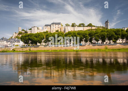 À la recherche de l'autre côté de la rivière Vienne, vers la ville et château de Chinon, Indre et Loire, France, Europe Banque D'Images