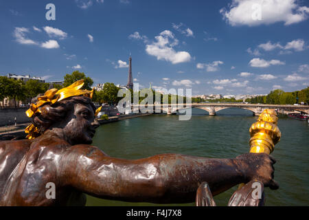 En regardant les eaux de la Seine à Paris vers la Tour Eiffel depuis le Pont Alexandre III, Paris, France, Europe Banque D'Images