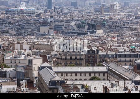 À la recherche sur les toits de Paris de Montmartre, Paris, France, Europe Banque D'Images