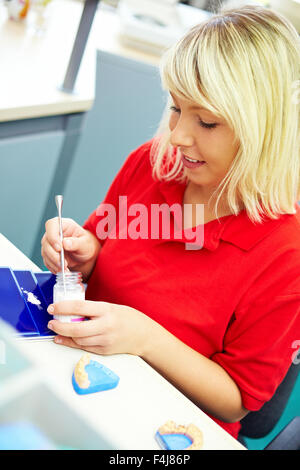 Technicien dentaire la préparation de poudre céramique pour dentiers Banque D'Images