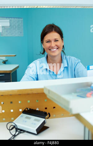 Professionnels technicien dentaire travaillant en laboratoire dentaire Banque D'Images