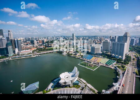 Singapour, vue panoramique sur la Marina Bay et le port de plaisance et centre avec les Théâtres sur la baie et la Marina Bay Coin Gallery Banque D'Images