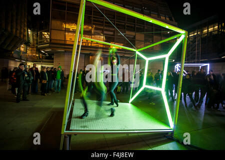 Cubes de danse auteurs tchèque Jan Vacek et Martin Smid, Signal festival, Prague, République tchèque 2015 Banque D'Images