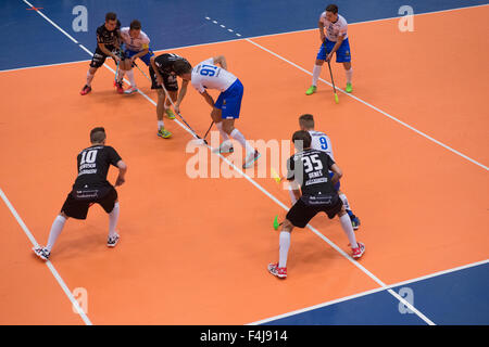 Les hommes de floorball correspondance dans le hall Banque D'Images