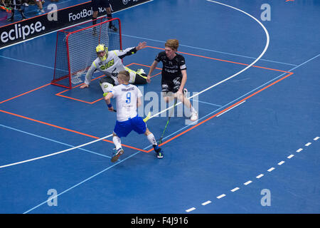 Les hommes de floorball correspondance dans le hall Banque D'Images