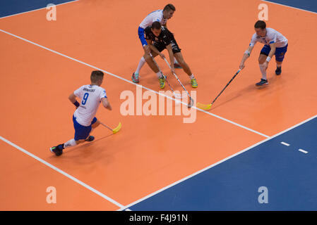 Les hommes de floorball correspondance dans le hall Banque D'Images