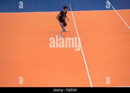 Les hommes de floorball correspondance dans le hall Banque D'Images