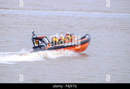 Nouvelle SARA (Severn Salon Rescue Association)lifeboat'Jim Hewitt' sur la rivière Severn après le lancement à Beachley. Tous les membres de l'équipage sont des bénévoles Banque D'Images