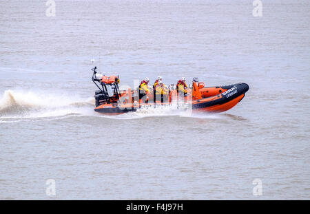 Nouvelle SARA (Severn Salon Rescue Association)lifeboat'Jim Hewitt' sur la rivière Severn après le lancement à Beachley. Tous les membres de l'équipage sont des bénévoles Banque D'Images