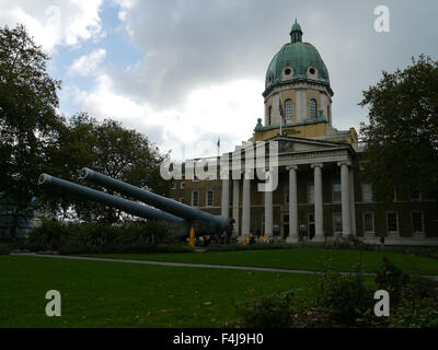 Londres, Royaume-Uni. 18 Oct, 2015. Jour nuageux sur Imperial War Museum comme visiter des expositions touristiques et profiter de l'affiche. Credit : Clifford Norton/Alamy Live News Banque D'Images