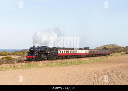 Un train à vapeur sur le chemin de fer près de North Norfolk Sheringham Banque D'Images