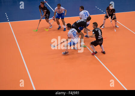 Les hommes de floorball correspondance dans le hall Banque D'Images