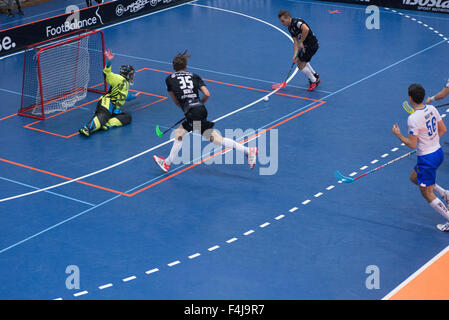 Les hommes de floorball correspondance dans le hall Banque D'Images