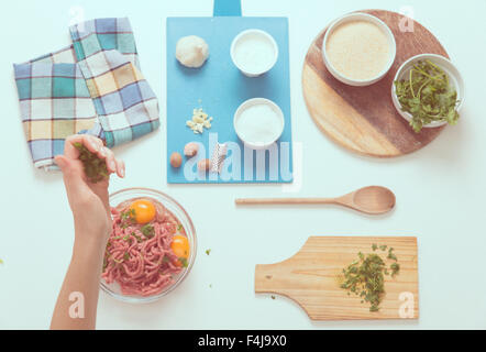 Faire des boulettes de viande traditionnelle italienne Banque D'Images