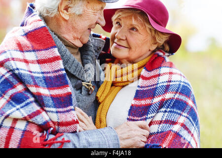 Couple de retraités à embrasser l'un l'autre Banque D'Images